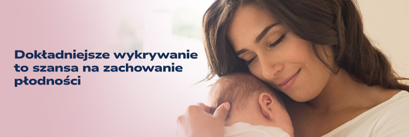 Matka tuli noworodka — obok napis „Dokładniejsze wykrywanie to szansa na zachowanie płodności”